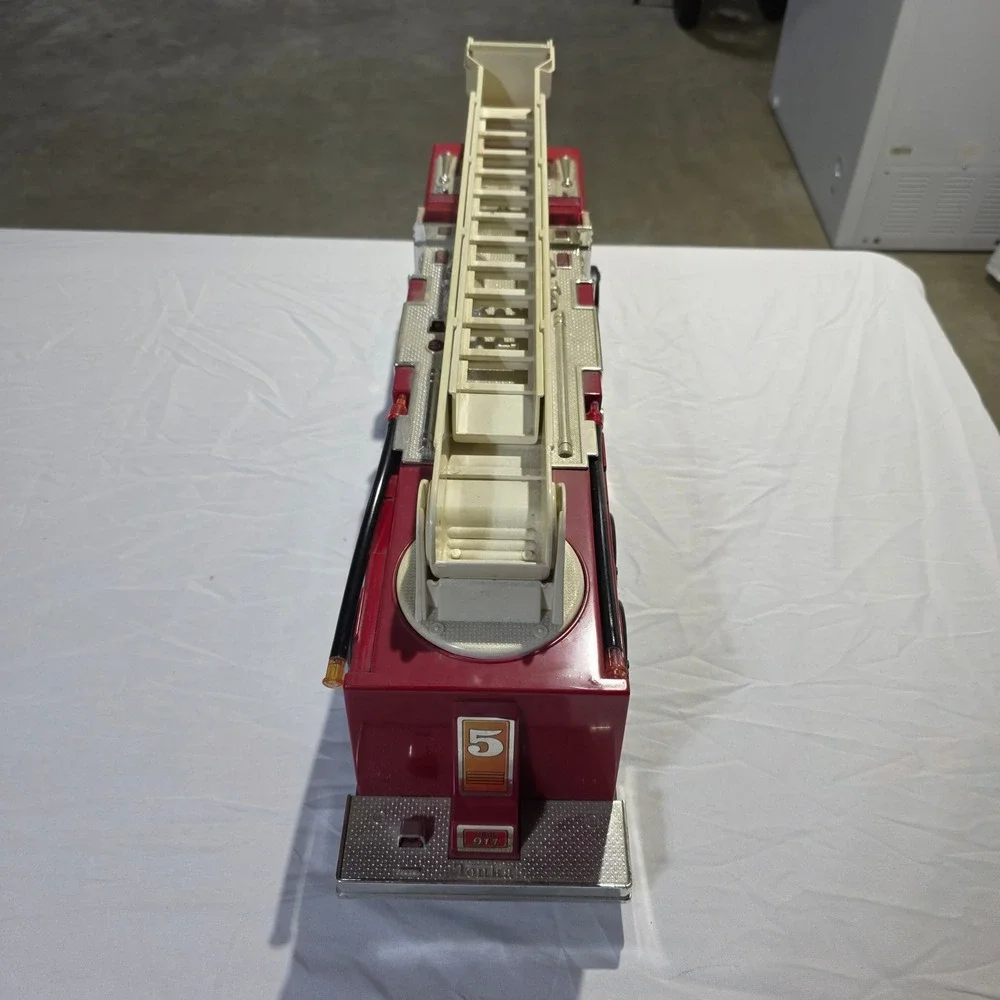 Vintage 1993 Tonka Fire Dept Rescue Engine No 5 Truck 75ft Rescue Boom 92330 USA
